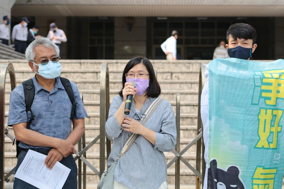 立委陳椒華台中服務處主任許心欣表示，中龍鋼鐵為國營事業子公司，面對社會空污減量的期望卻無動於衷，經查中龍近年排放量不減反增，實在說不過去。（照片來源：廖家瑞）