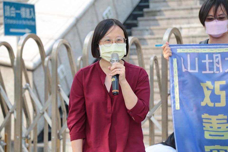 彰化縣環境保護聯盟執行秘書吳慧君則呼籲中龍鋼鐵把自己的廢棄物留在台中廠區，把公司號稱有價值的東西，留在廠區取代砂石，盡速建造完成封閉式倉庫，落實自己的產品，自己享用、自己研究的循環經濟。（照片來源：廖家瑞）