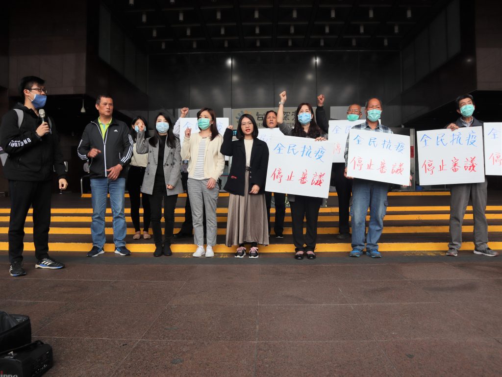 居民、里長與居民高喊「抗疫優先、暫緩審議」