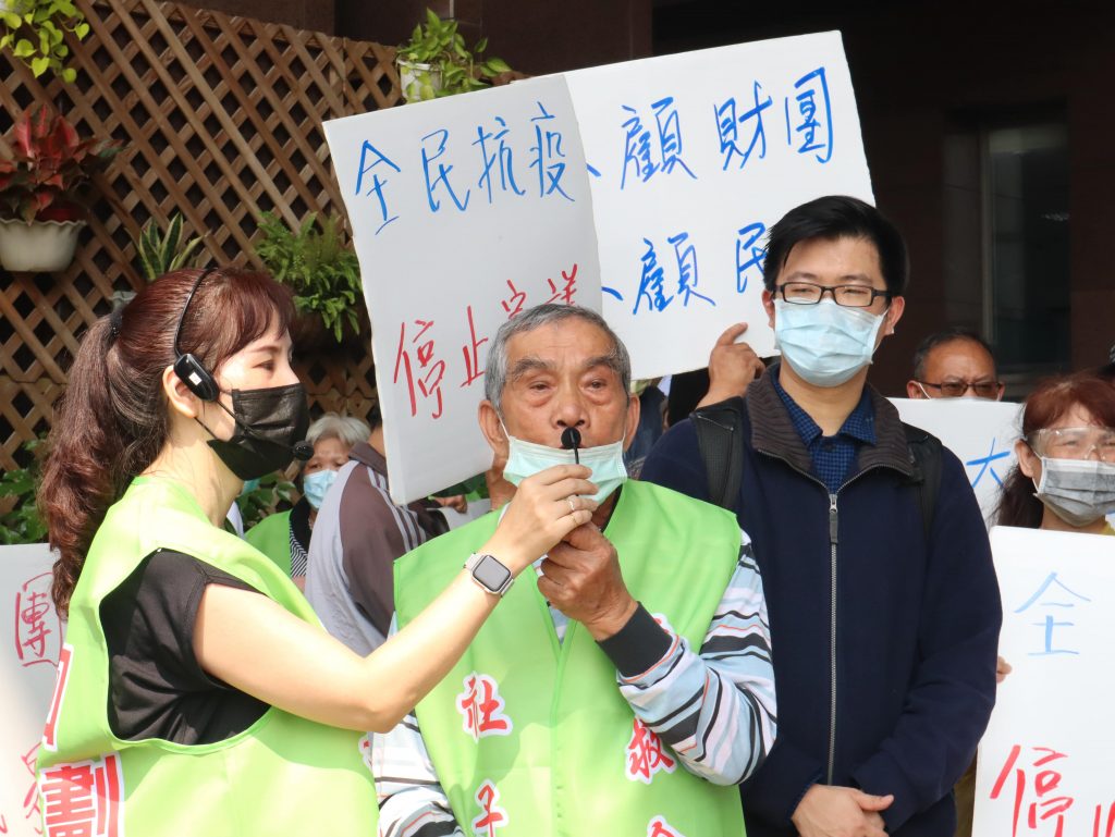 社子島居民陳阿公表示,這些私人財產,市府不應該用搶的、用威脅的、用恐嚇的搶私人財產,不應該為了財團建商來開發。