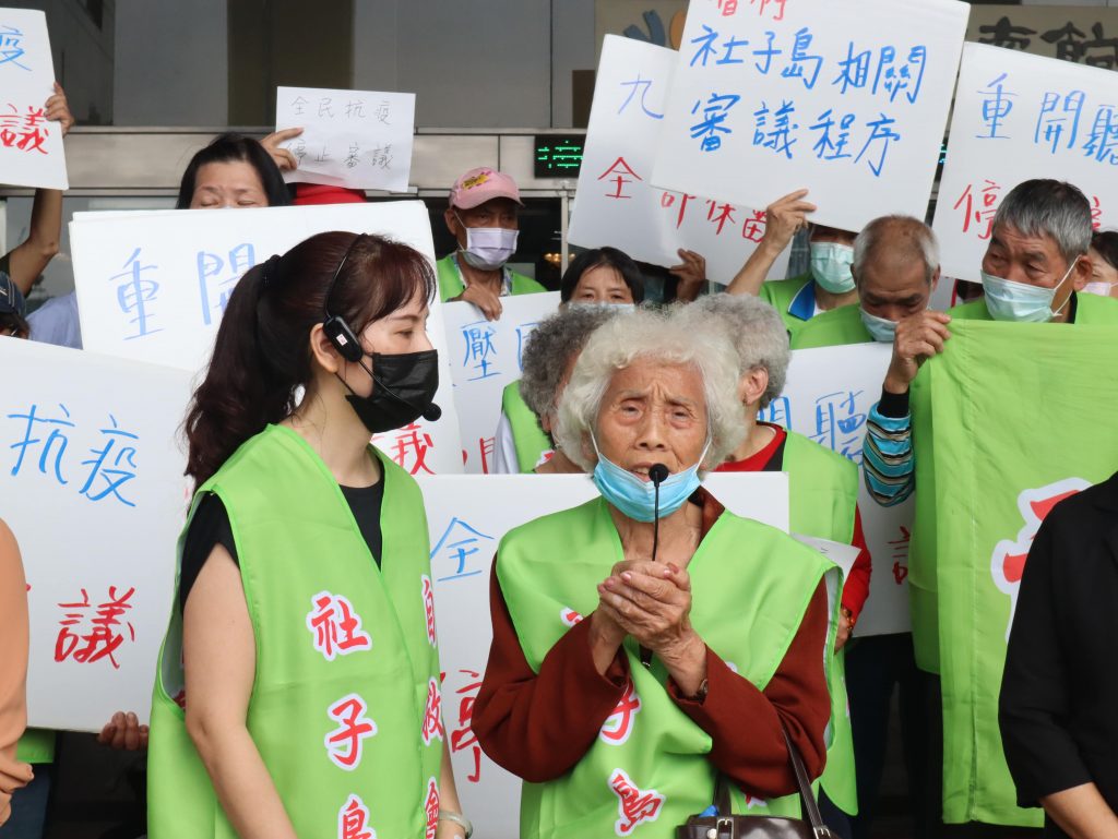 社子島居民陳阿嬤表示,土地是我們的,房子是我們的,憑什麼要來搶我們的財產。