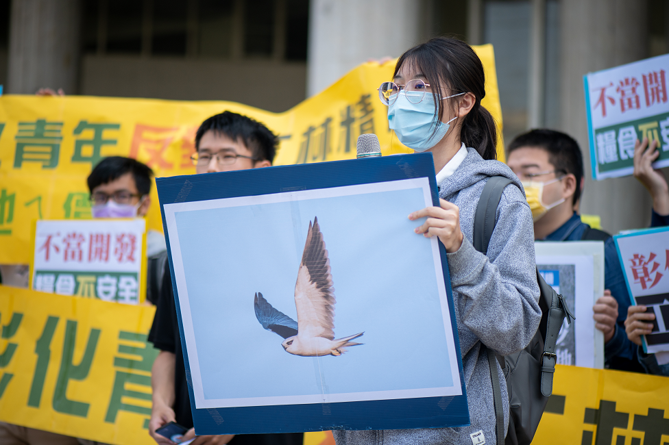 彰化縣高中學生羅同學提到,將被開發的萬興農場是許多鳥類甚至保育類動物的棲地,工業區設廠定址對生態的侵害同時也是對人類造成危害。