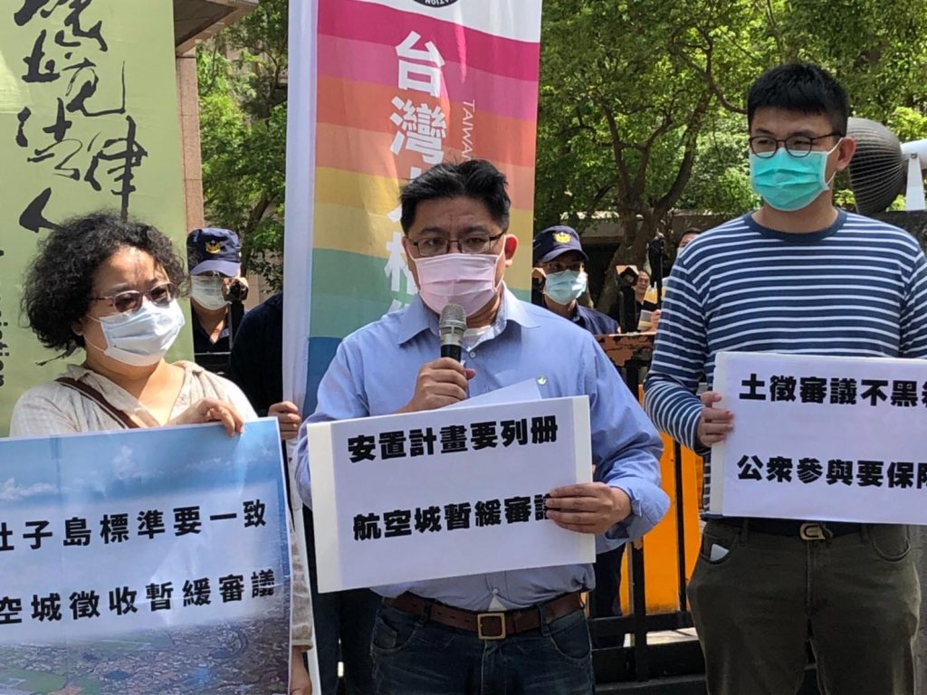 立法委員邱顯智質疑,土徵小組12月4日的會議有超過上百件人民陳情案件,但徵收計畫書上卻隻字未提人民陳情意見處理情形(照片來源:台權會)