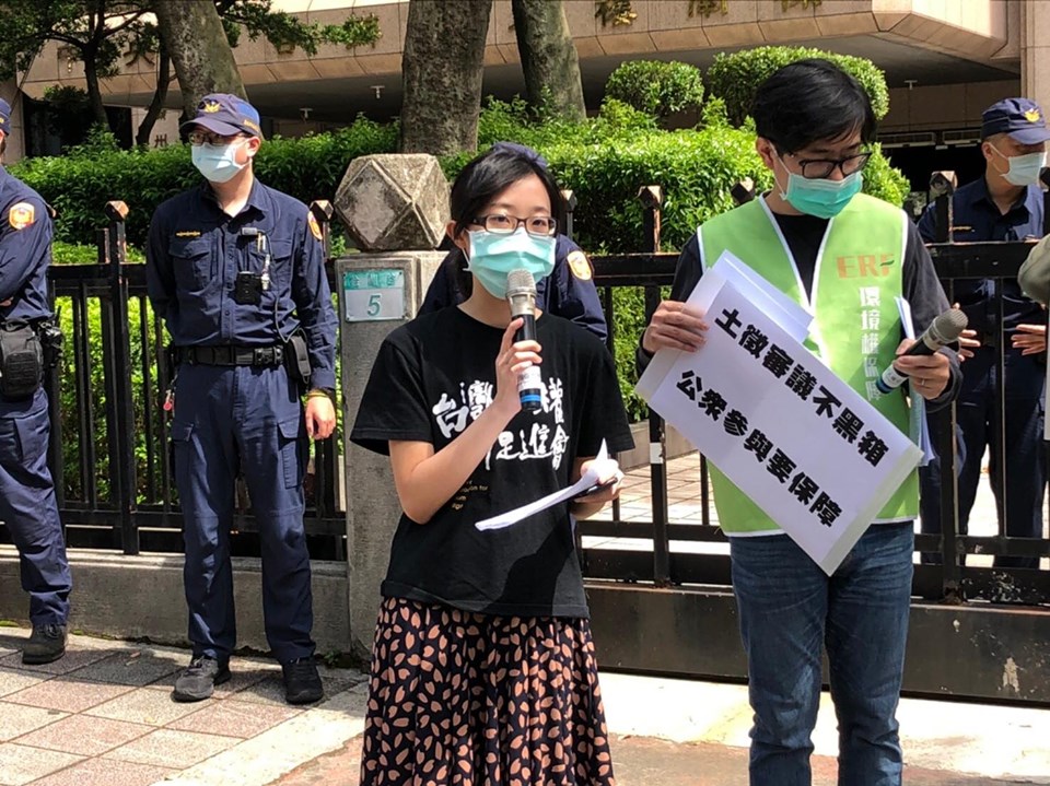 台灣人權促進會居住權專員余宜家指出,航空城區段徵收計畫書內的安置計畫相當簡陋,不僅看不到逐戶的安置清冊,亦無徵收對既有產業與就業人口的衝擊(照片來源:台權會)