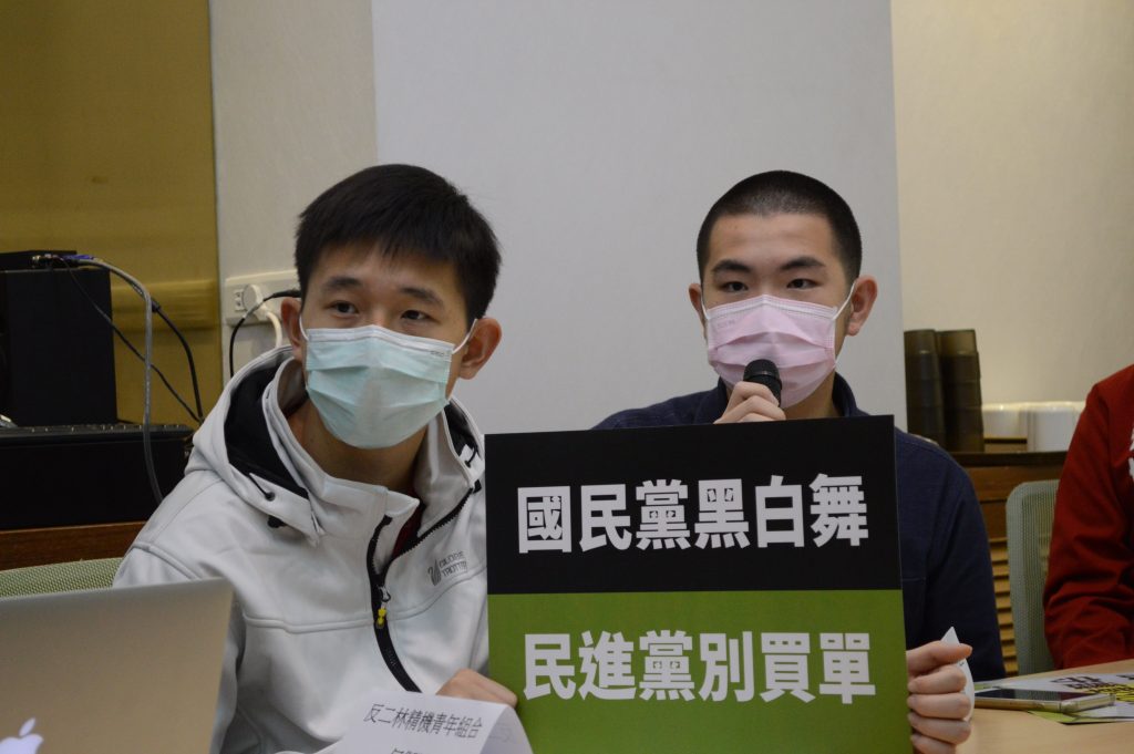 李宇翔指出青年們強烈反對錯誤的產業政策,讓一個沒有區位優勢、沒有急迫必要的工業區,去剝奪本來相當優質的農地。(圖片來源:王章逸提供)