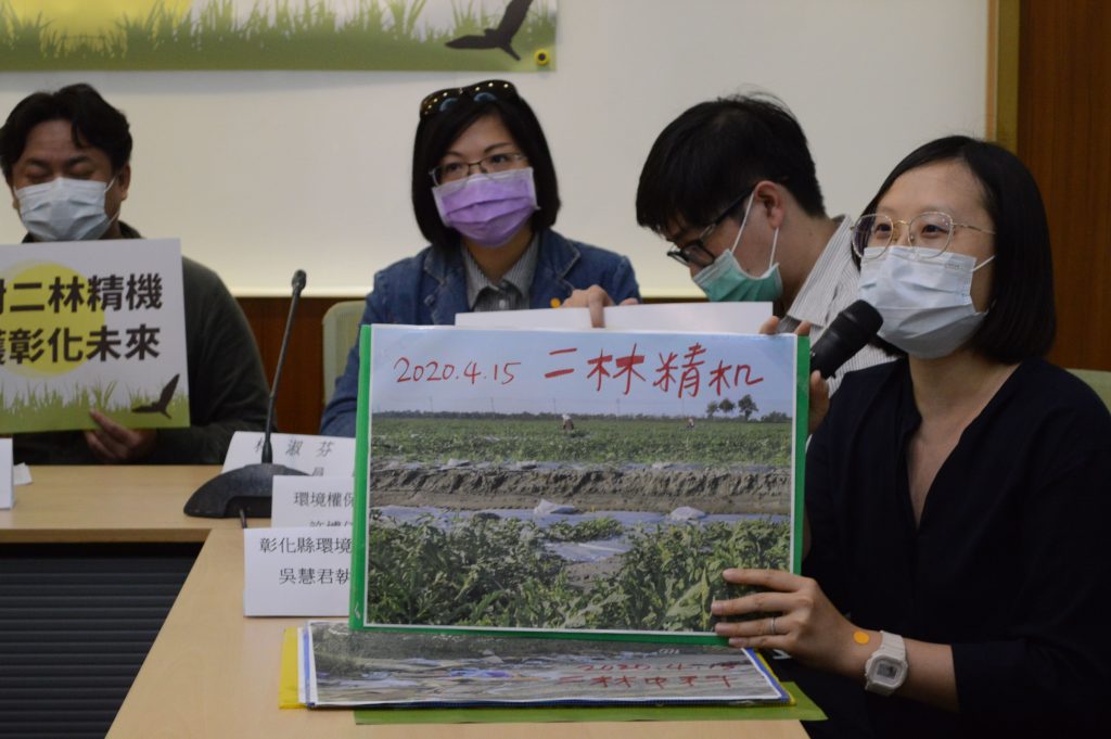 吳慧君進一步指出園區內竹寮社區的居民居然不清楚二林精機開發案,有居民表示沒有填過任何問卷也沒有參加過說明會(圖片來源:王章逸提供)