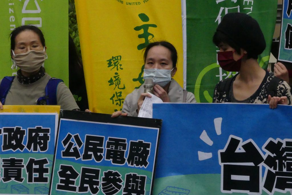 主婦聯盟環境保護基金會主任吳心萍指出,扭轉民間社會對地面型光電的負面觀感,就是打破壟斷,推動「公民電廠」,加速鼓勵公民參與。呼籲經濟部要求用電大戶負起購買或使用綠電責任。(照片來源:李宇恩攝)