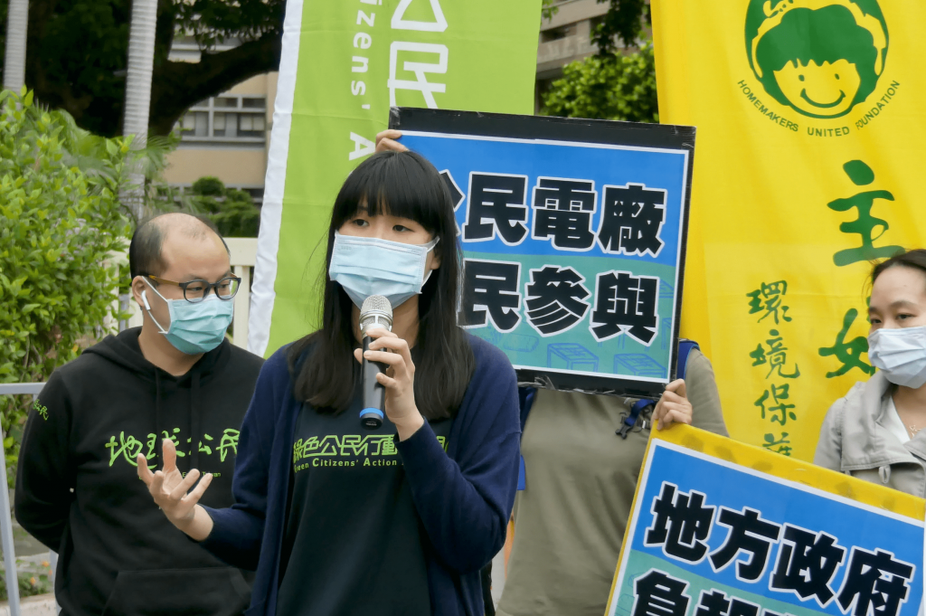 綠色公民行動聯盟專員吳澄澄說明，民間團體觀察分析目前光電發展政策，問題出在中央與地方政府，欠缺整體能源政策評估與治理規劃與科學評估後的指引方針。