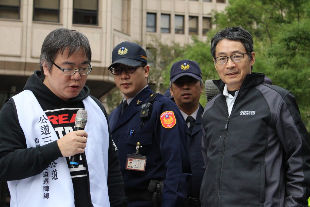 內政部營建署都市計畫組組長陳興隆出面接下公民團體陳情,但針對民團提問僅表示「我們會慎重考量,沒辦法現在回覆。」